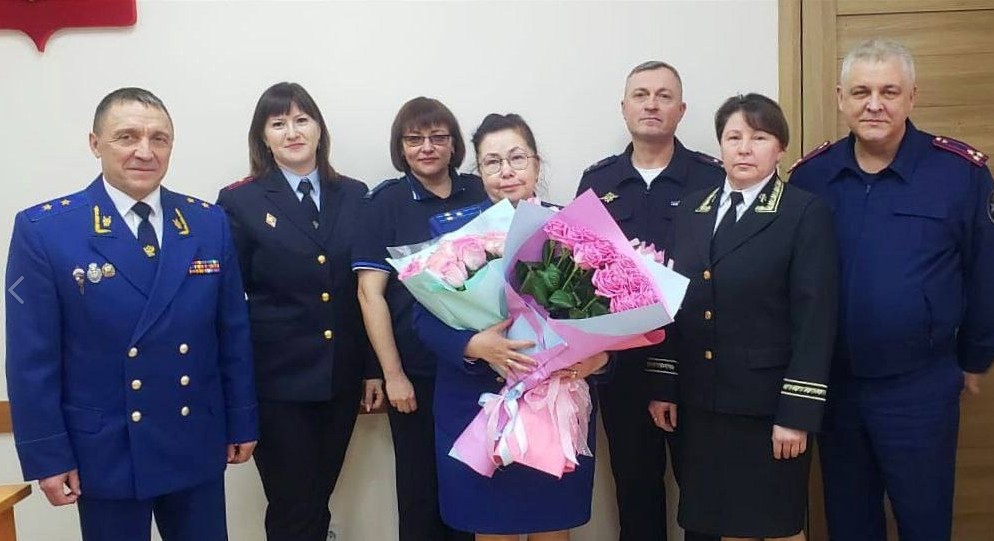  прокурор края Павел Бухтояров и коллеги-руководители ведомств поздравляют Почётного работника прокуратуры РФ Соликамского городского прокурора Ольгу Константинову с выходом на пенсию